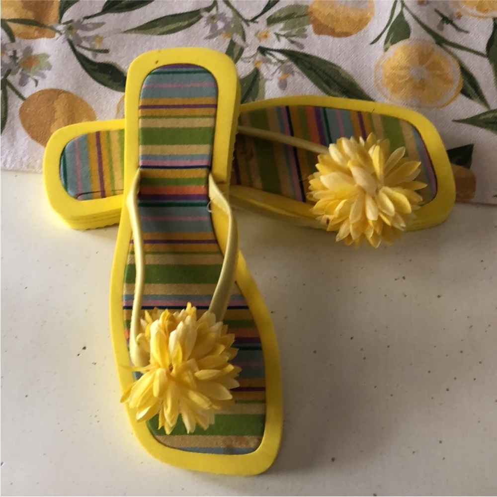 Vintage Yellow Thong flip-flops with flower NWOT